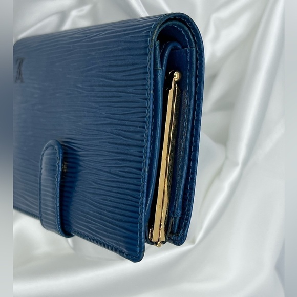 LOUIS VUITTON Myrtille Toledo Blue Epi
Leather Wallet *Discontinued* - Picture 4 of 6
